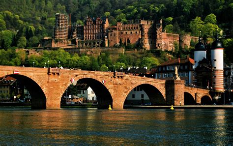 Schloss Heidelberg - Dawna Rezydencja Książęca z Oszałamiającym Widokiem na Rzeka Neckar!