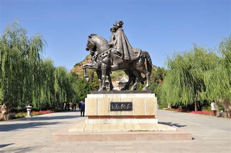  Zhaojun Tomb: Zabytkowa grobowiec z bogatą historią i mistycznym klimatem!