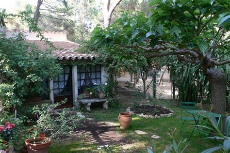  Les Jardins de la Villa Bardot: Oaza Spokoju i Zachwycającej Architektury!