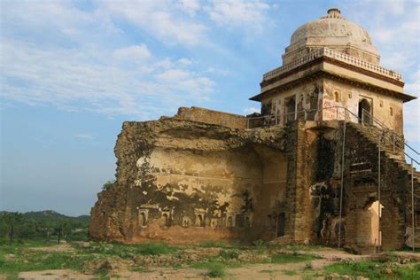  Rohtas Fort: Niezwykła Forteca z Kamienia i Niesamowitego Widoku