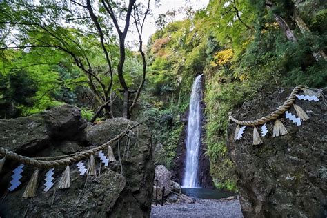 Yoro Falls: Zabytkowy Wodospad z Widokiem na Zatokę Ise!